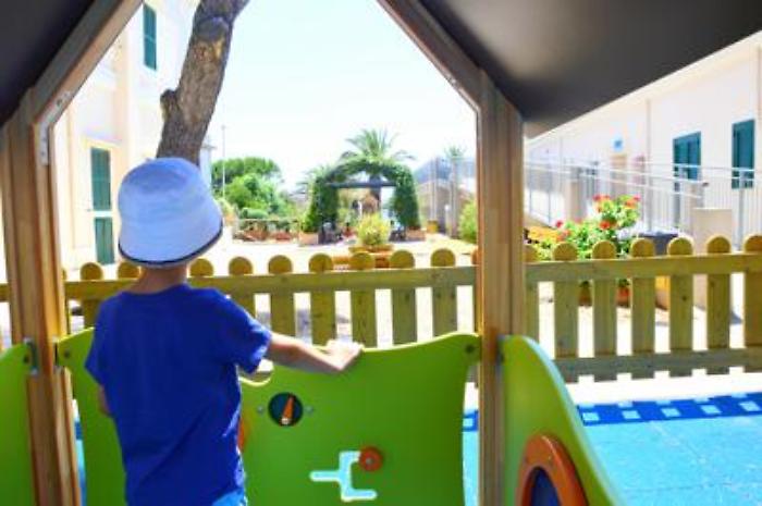 Caldo, pediatri: le 5 regole per proteggere i bambini dalla morsa dell'afa