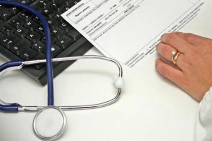 Tumori, burocrazia ruba 41% tempo oncologi, penalizzato dialogo con pazienti