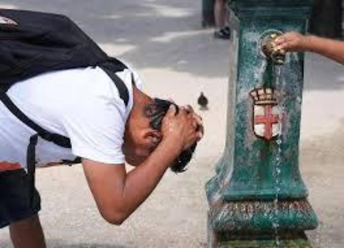 Caldo, cuore a rischio: "Occhio a pressione e battiti, 2 litri d'aqua al giorno e dieta sana"