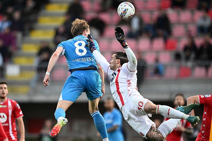 Il Napoli fatica ma batte il Monza, agganciata l'Inter