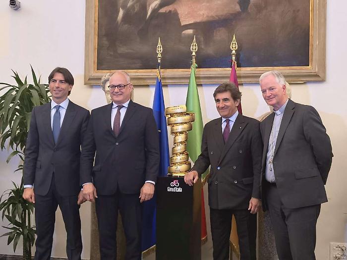 Grande arrivo Giro d'Italia a Roma intitolato a Papa Francesco
