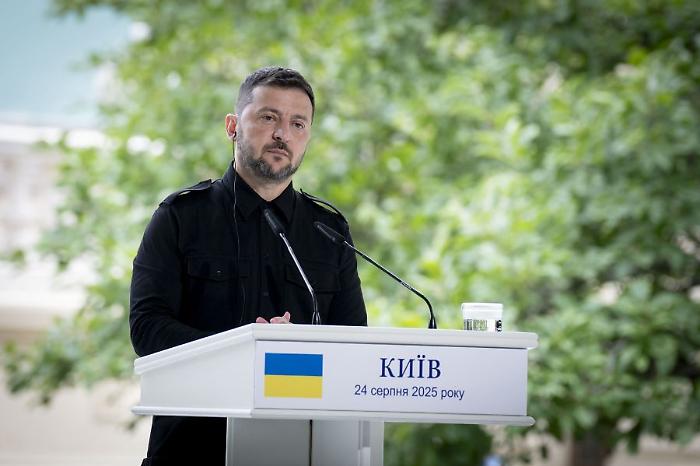 Zelensky "Pronti a ogni incontro, ma nessuno si fida di Putin"