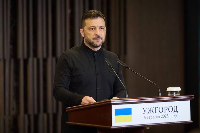 Zelensky "Mondo deve costringere criminali Cremlino a fermare uccisioni"