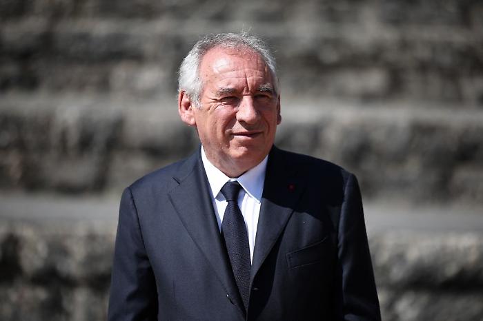Francia: Bayrou "Urgente una riduzione del debito, questione storica"
