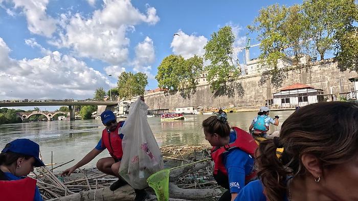 "Arca Blue Leaders", rimossi 100 kg di rifiuti galleggianti sul Tevere