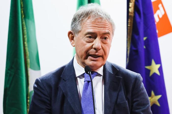 Urso "Il dossier auto è strategico, l'Europa deve agire"