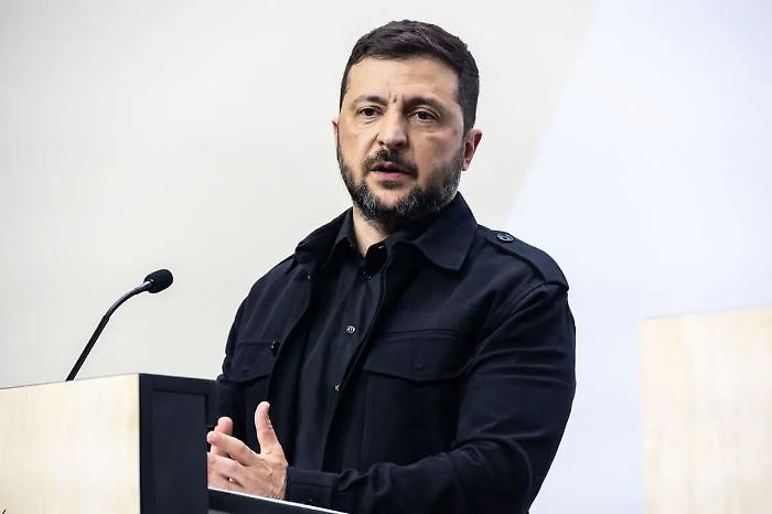 Zelensky sente Macron "Momento di spingere per la fine della guerra"