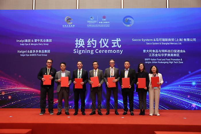 Cina-Italia: CIIE, imprese stringono legami aprendo nuovo capitolo cooperazione