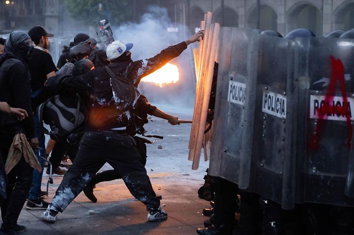Scontri in Messico durante protesta "Generazione Z", feriti e arresti
