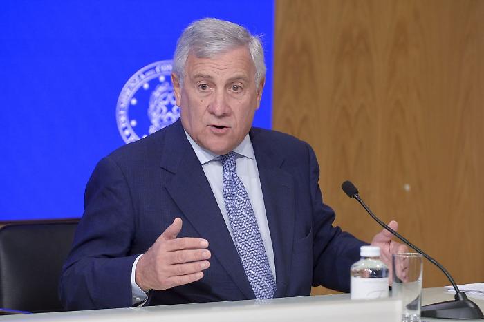 Forza Italia, Tajani "Mi ricandider&ograve; segretario, ben vengano altri candidati"