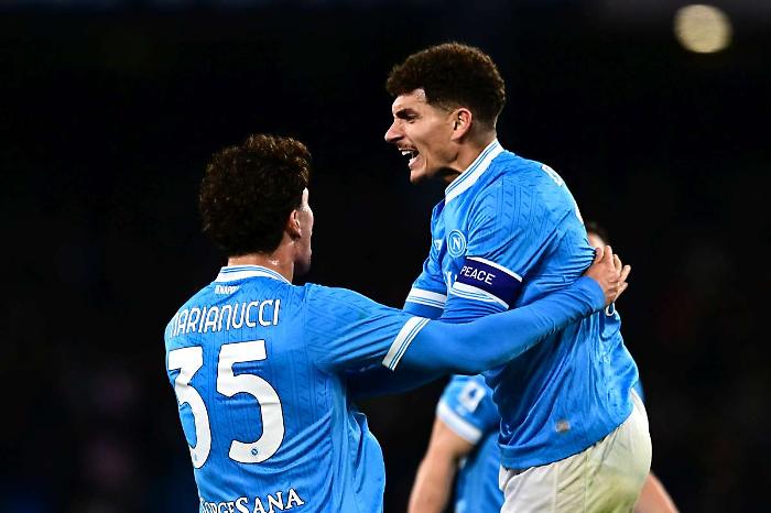 Il Napoli rallenta la corsa scudetto, l'Hellas sfiora il colpaccio