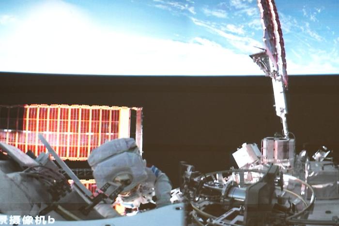 Cina, tre mesi in orbita per la navicella Shenzou-21. Proseguono esperimenti