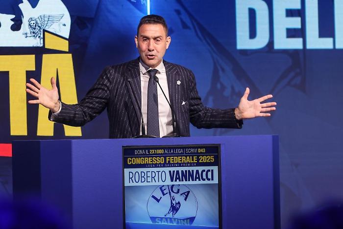 Vannacci lascia la Lega, "Proseguo da solo, inseguo un sogno e vado lontano"