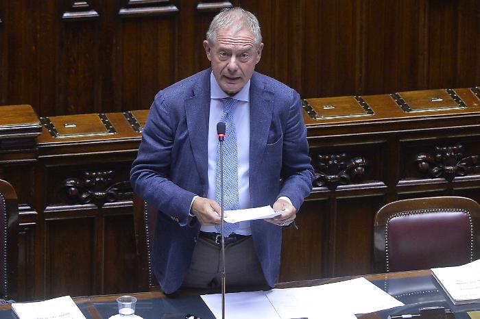 Carburanti e inflazione, Urso "Rafforzato monitoraggio contro speculazioni"