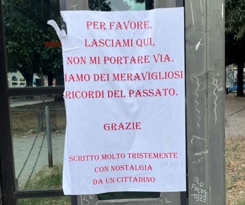 Il messaggio sulle cabine telefoniche di Arezzo